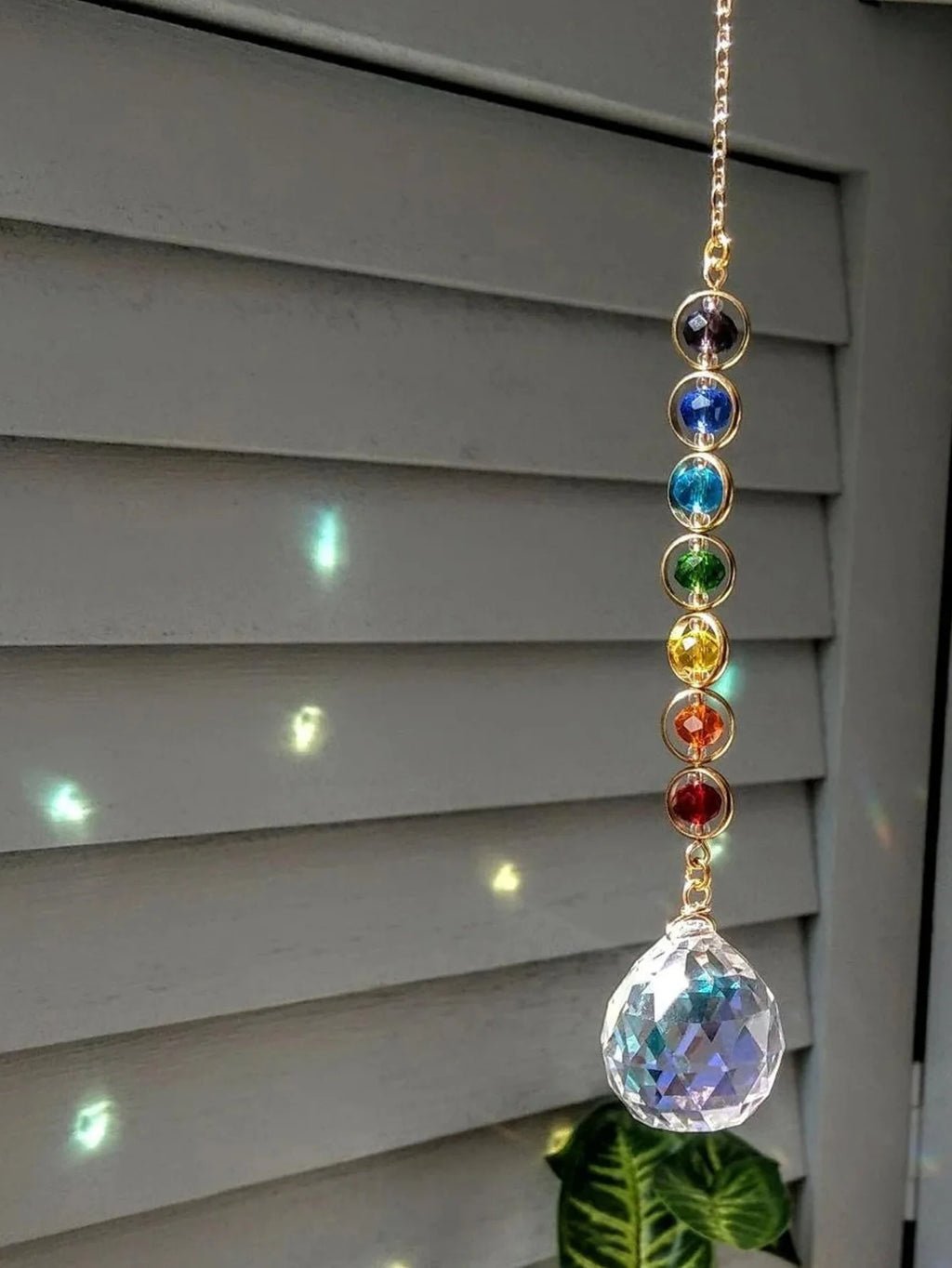 Primer plano del suncatcher con cristales de colores y prisma transparente