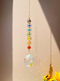 Suncatcher multicolor colgado al sol con prisma y reflejos arcoíris