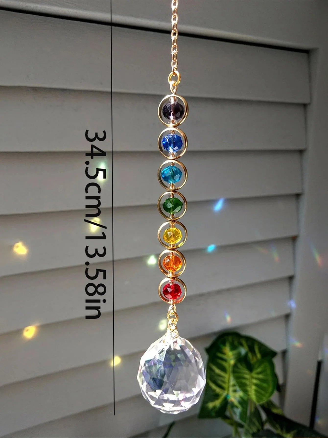 Suncatcher multicolor de 34,5 cm junto a una ventana